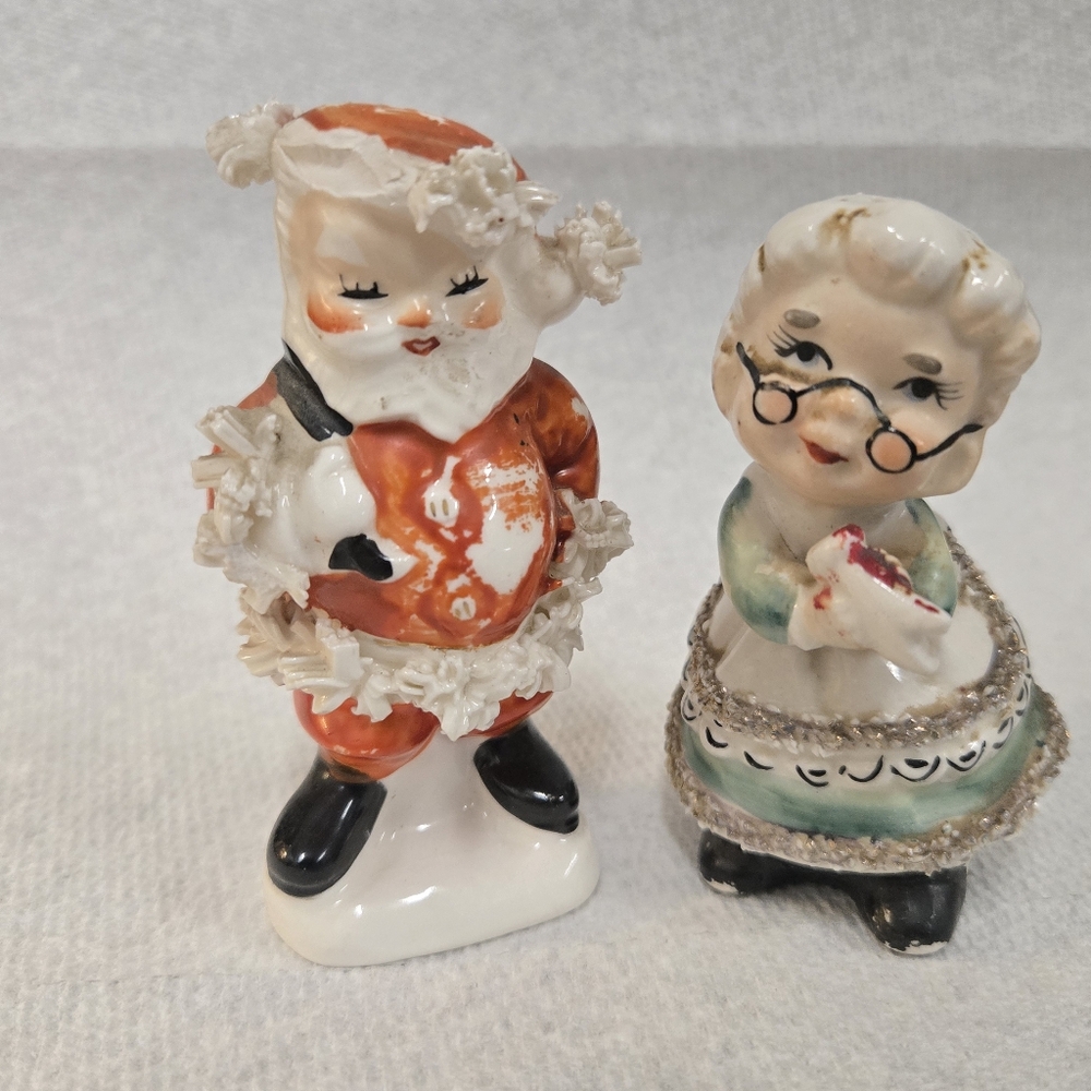 Vintage Set Of Christmas Shakers With  Spaghetti Trim